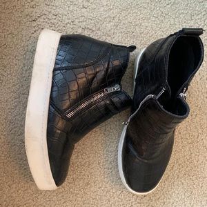 Black Soda printed sneakers size 7